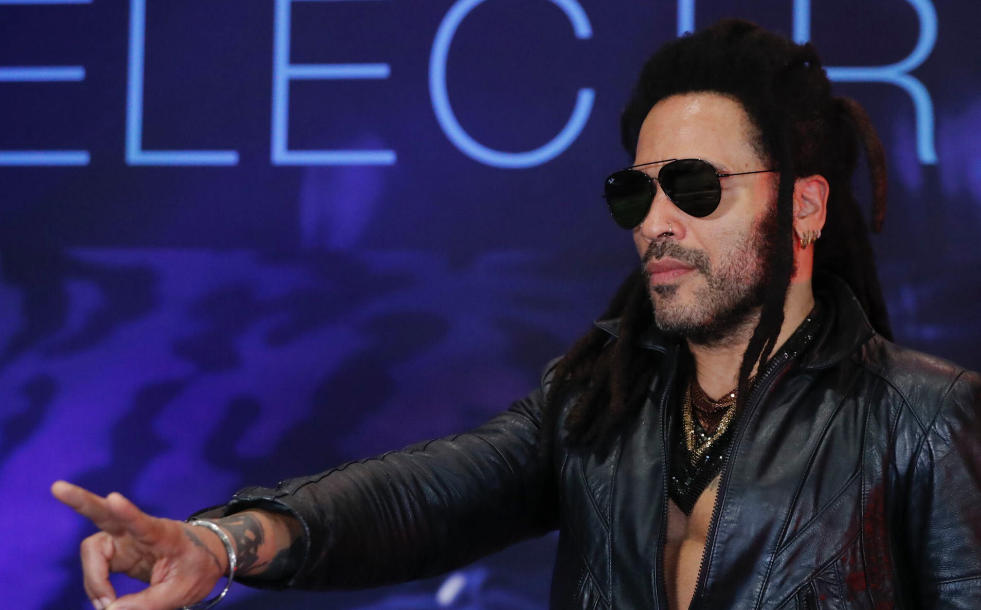 Lenny Kravitz atiende puesto de hamburguesas en CDMX